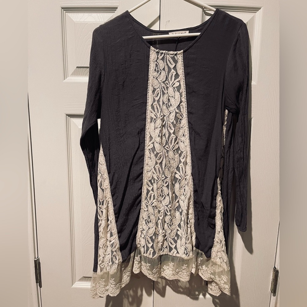 Indigo Soul Women’s Medium Gray and White Lace Tunic
